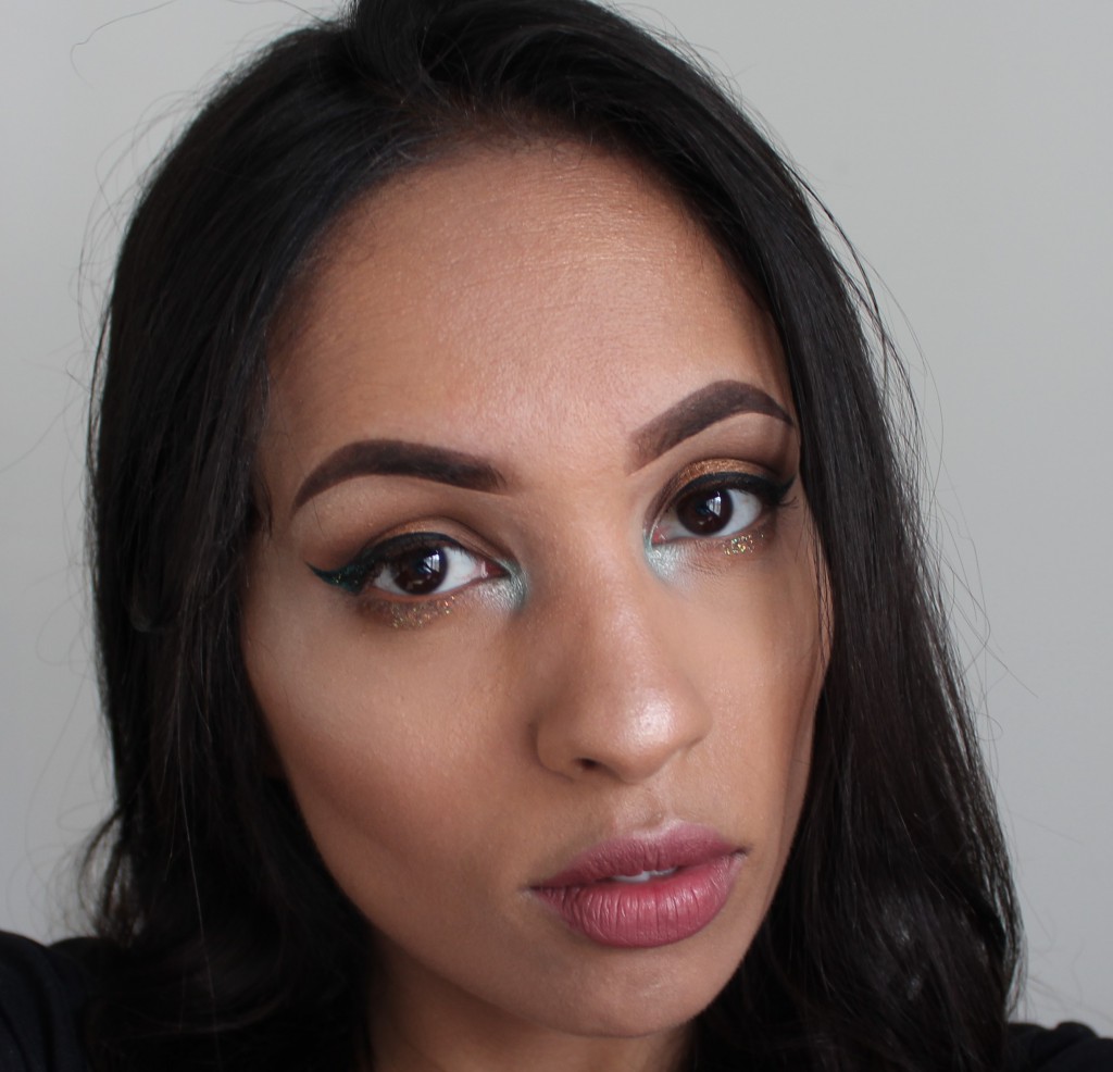 nude look with blue