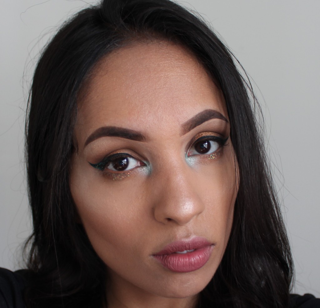 nude look with blue