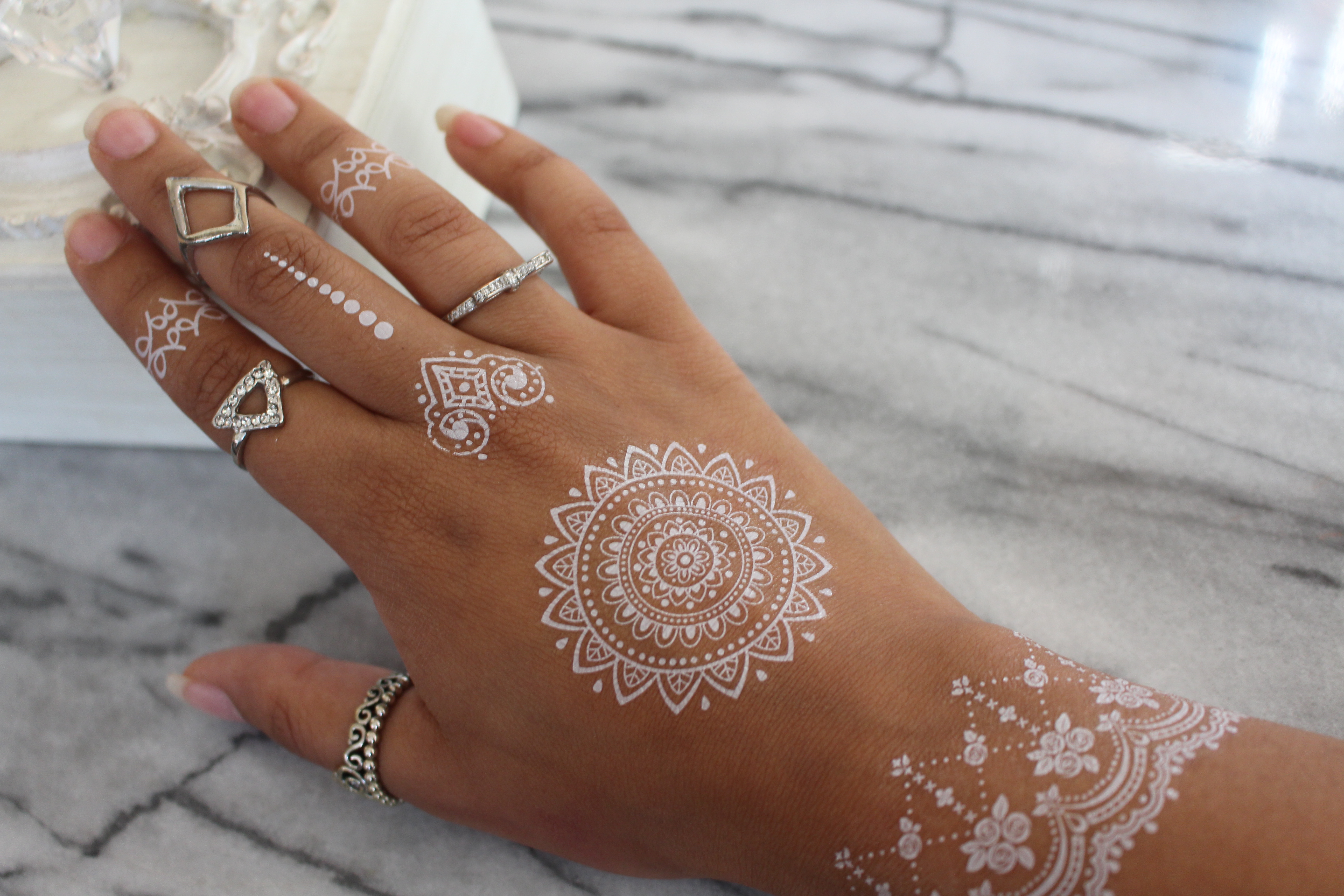 Witte henna plak tattoos