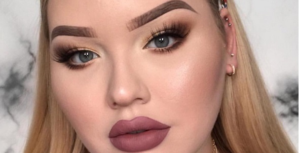 nikkietutorials eigen make-up lijn