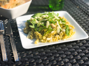 zomerse pastasalade met kip en pesto