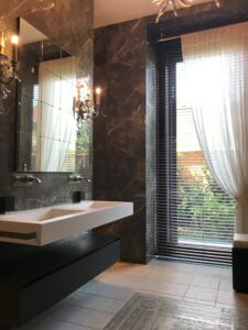 badkamer zwart marmer