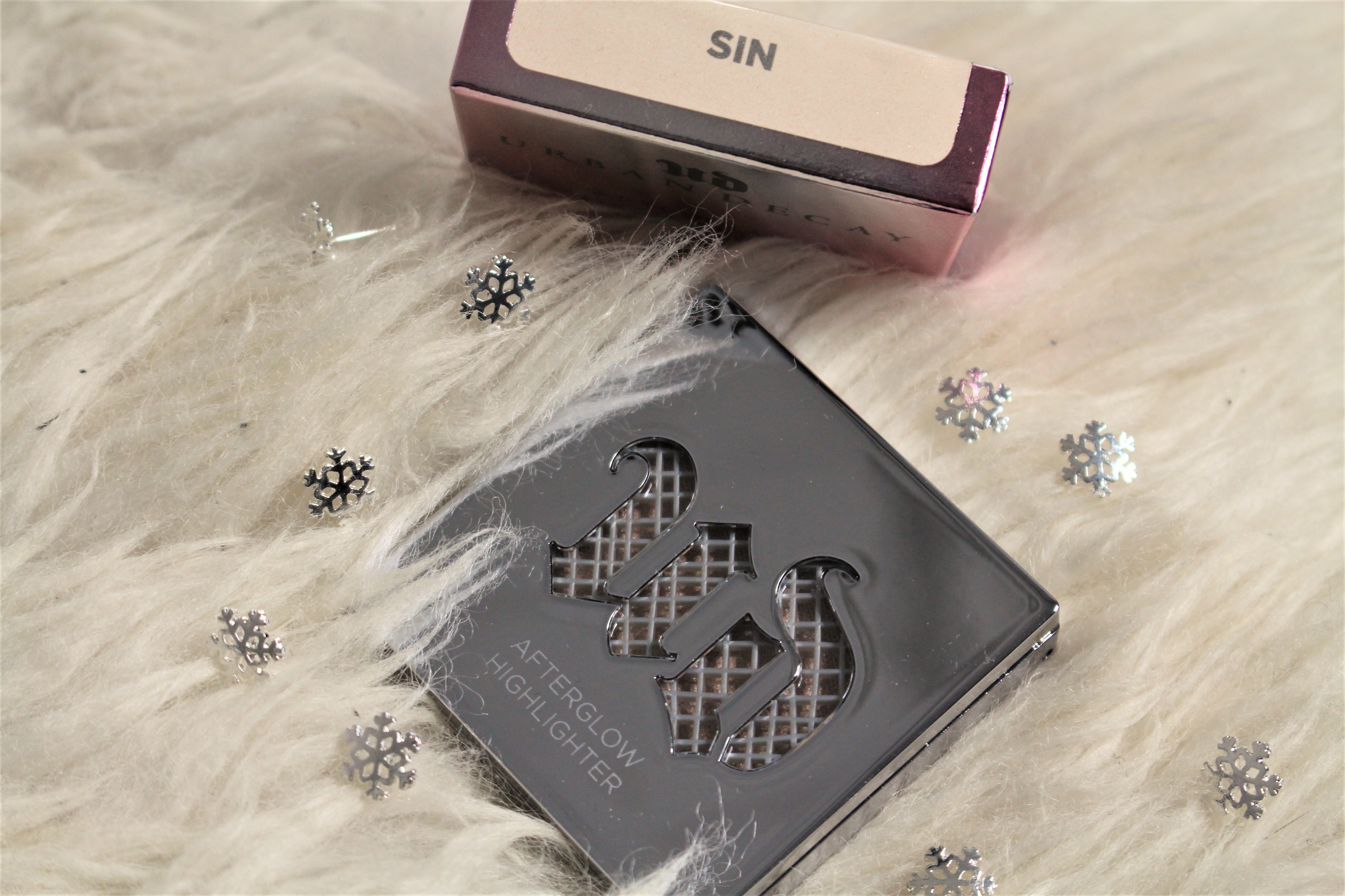 Kerst WINACTIE | Urban Decay Afterglow Highlighter Sin + 20x sneeuwvlok oorbellen!