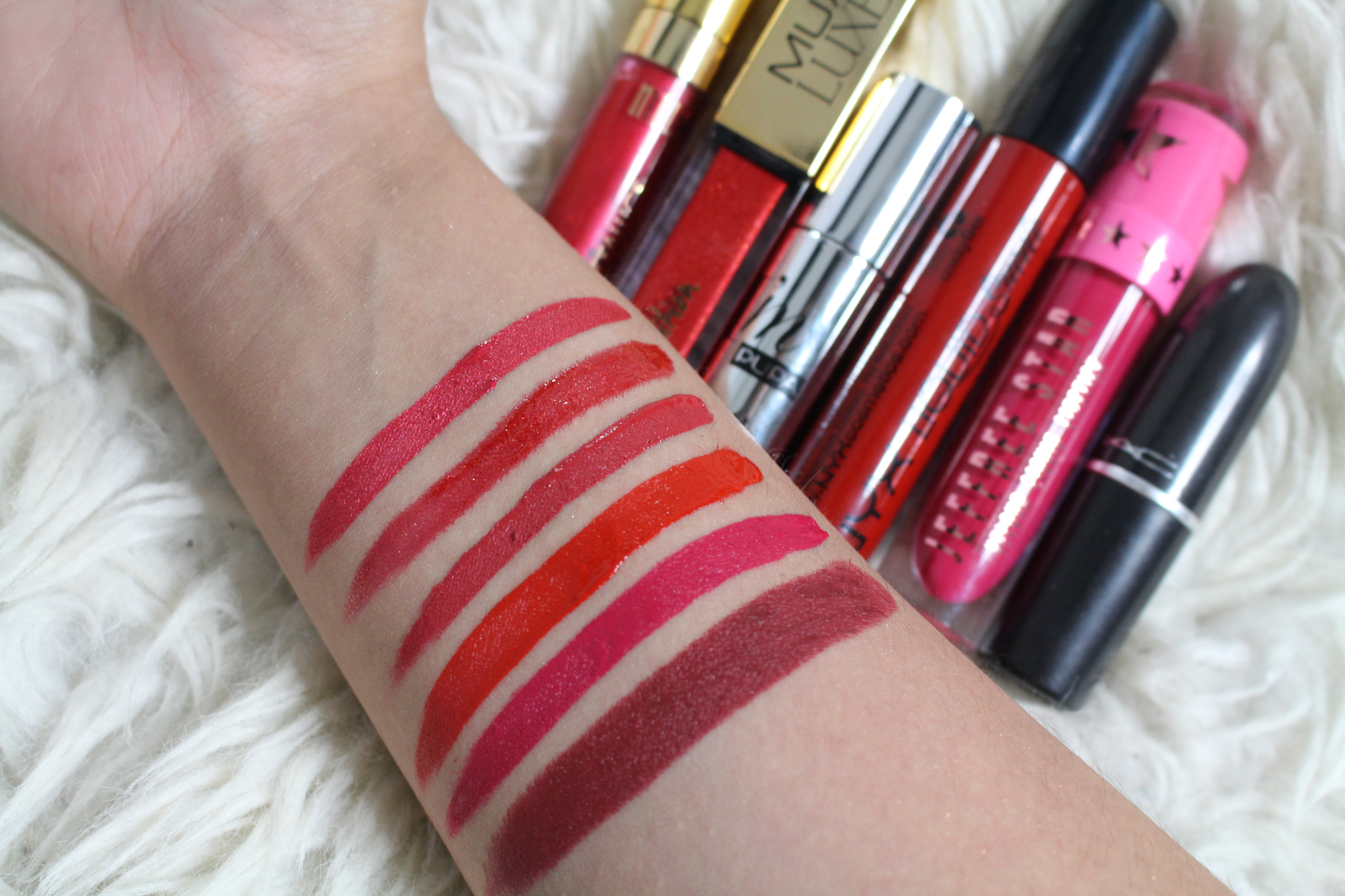 rode lippenstift swatches