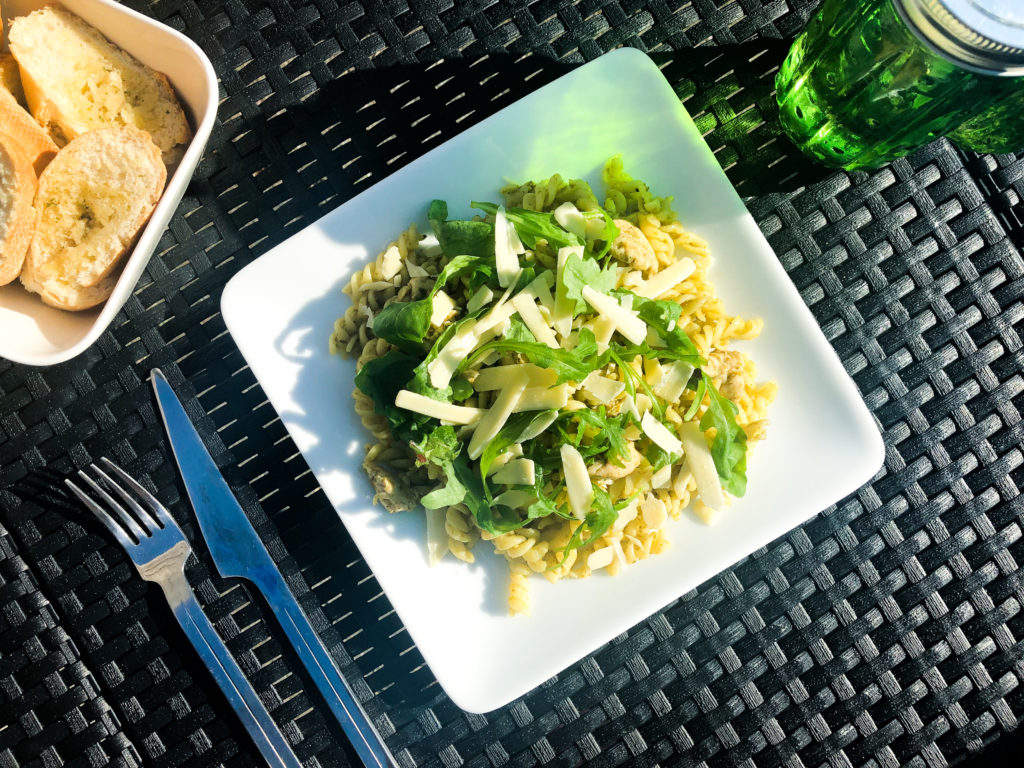 zomerse pastasalade met kip en pesto