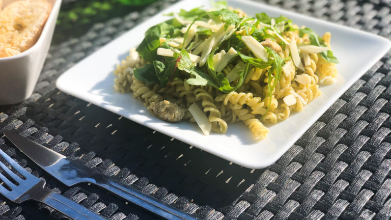 Makkelijk én lekker recept: Pastasalade met kip en pesto