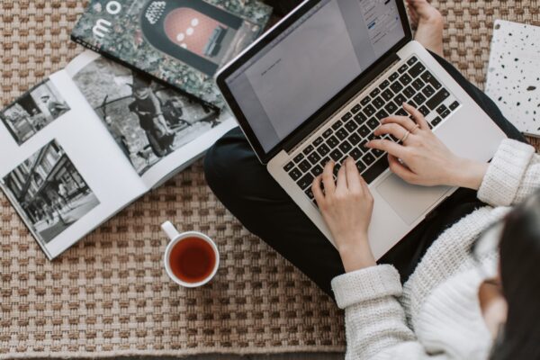 Comfy én netjes: de beste outfits om thuis in te werken!